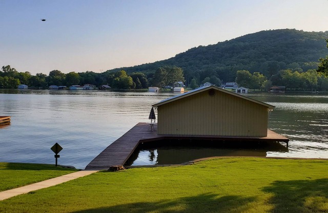 4 Bdrm/3 Bath Luxury Lake Home Directly On Deep Water w/Easy Docking Piers