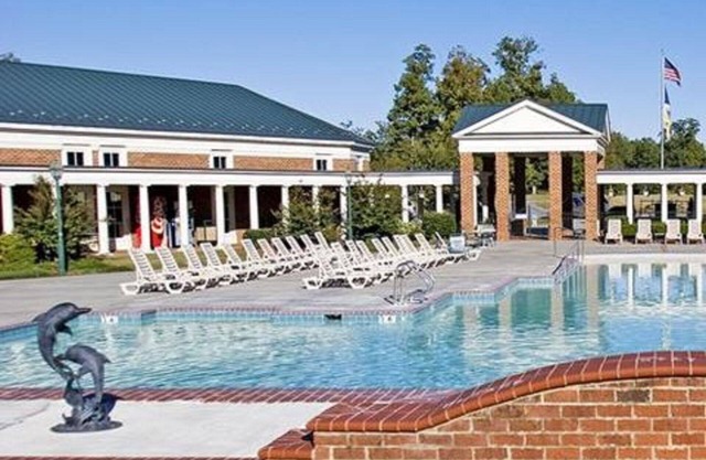 4 BDRM, SLEEPS 12, ONLY 10 MILES TO BUSCH GARDENS, 2 KITCHENS, 2 BATHS, BOOK NOW