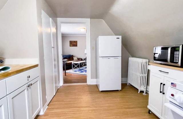 4 bed/1bath on Cornell Campus: Upstairs Apartment
