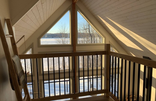 4-Bed/3-Bath Waterfront Cottage with Sunset Views