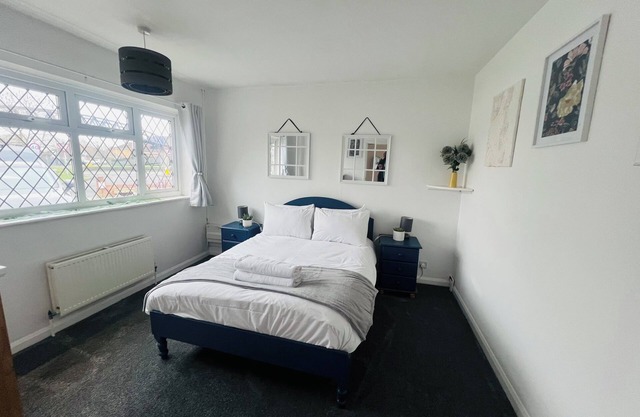 4 Bed Bungalow with hot tub , parking for 4 cars, large garden. Dog friendly.