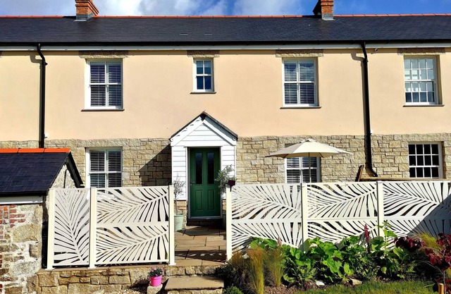 4 Bed Charlestown contemporary house 400m from harbour & beach with sea views