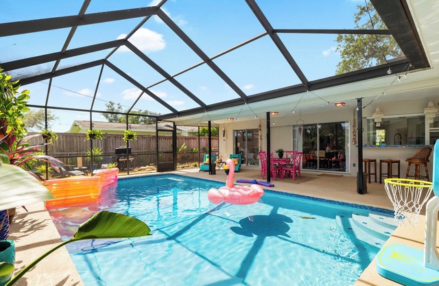 4 Bed Family Retreat w/Pool, Air Hockey & Games in Clearwater