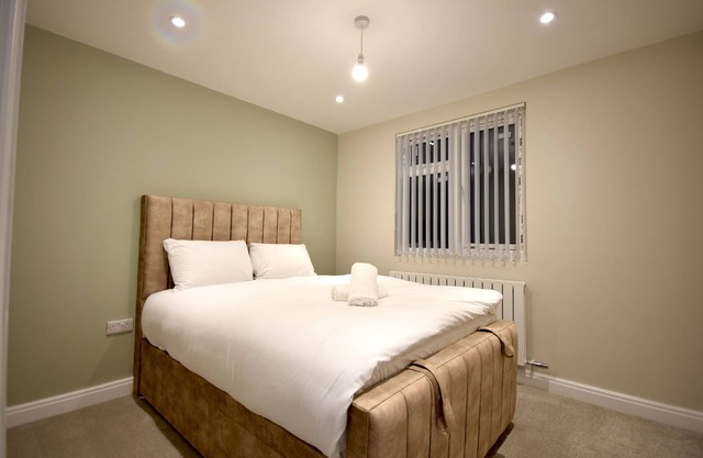 4-Bed Home with Parking, Garden & Porch