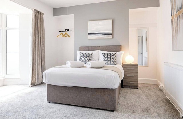 4 Bed House - Sleeps 11 - Pets - Parking - Wifi