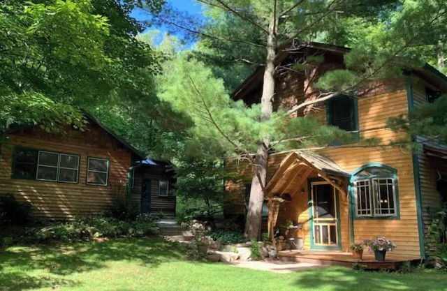 4 Bed Lodge+1 Bed Cottage 5 Star Reviews. Close to Arcadia, Crystal Mt. Manistee