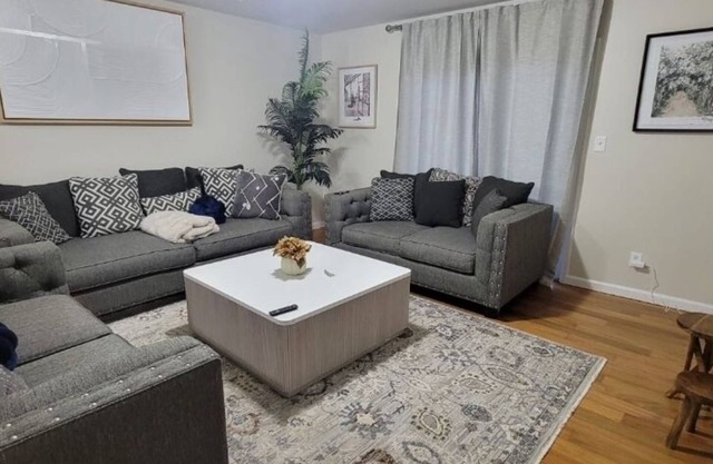 4 Bedded 3-bedroom apartment tastefully furnished in Newark with AC, WiFi