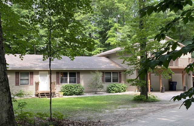 4 Bedroom/2 Bath Home 20 Acres of Woods - Hot Tub