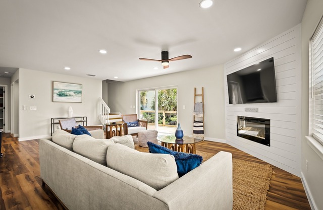 4 Bedroom 4 bath 2 kitchens Ocean View Roof Deck