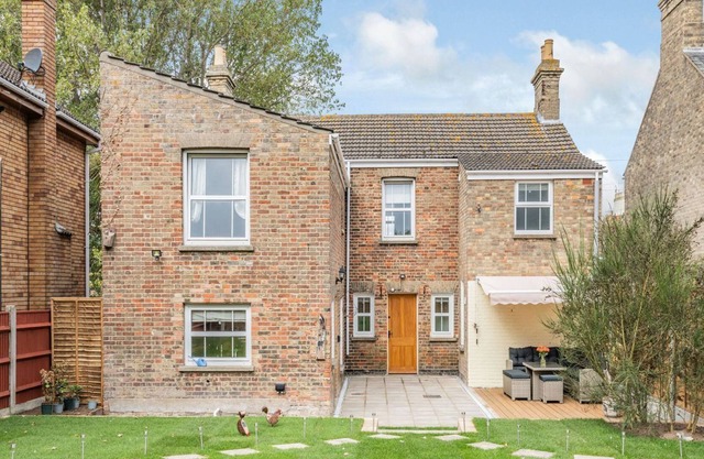 4 bedroom accommodation in Pakefield