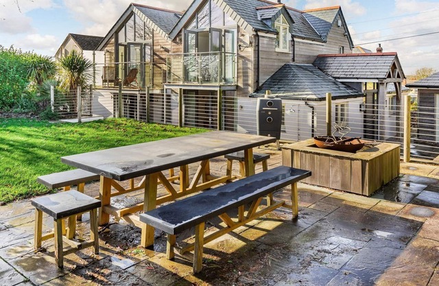 4 bedroom accommodation in St Mawes