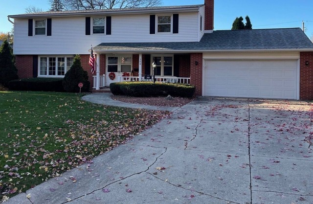 4 bedroom, centrally located, 4 miles to Lambeau and 45 minutes to Door County.