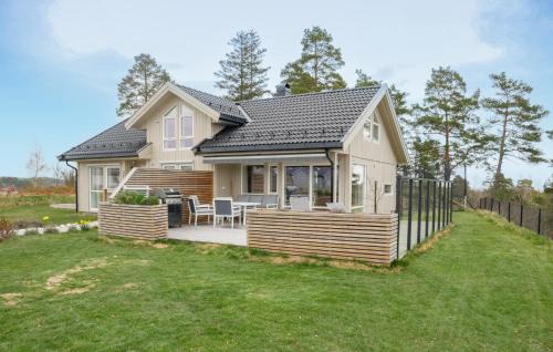 4 Bedroom Cozy Home In Færvik