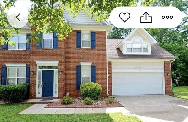 4-bedroom cozy house in charming Charlotte with WiFi, AC, home Security and love