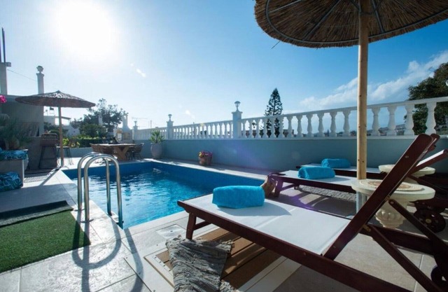 4 bedroom house with heated pool, bar and BBQ
