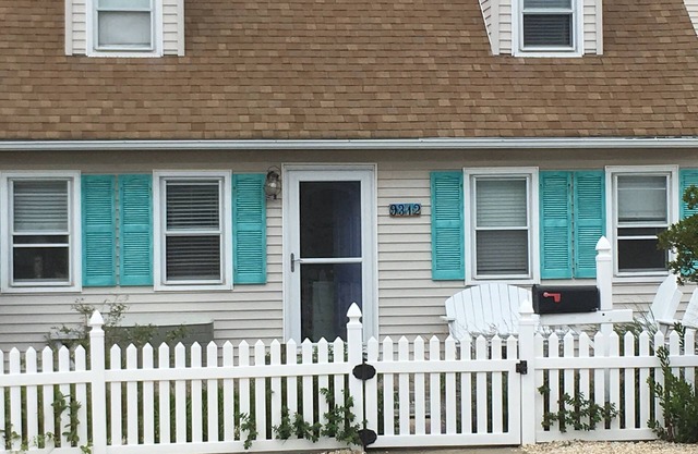 4 BEDROOM HOUSE ONE BLOCK FROM BEACH.