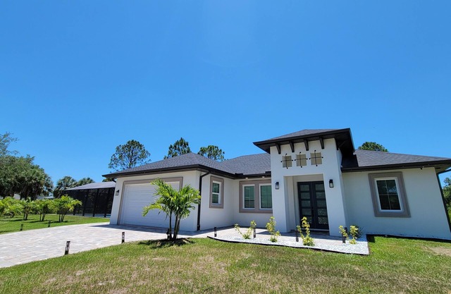 4 Bedroom Heated Pool Home Oasis !