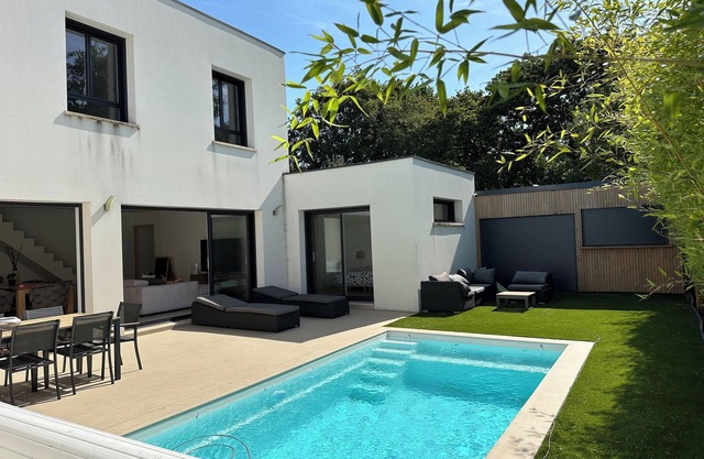 4-bedroom house with pool