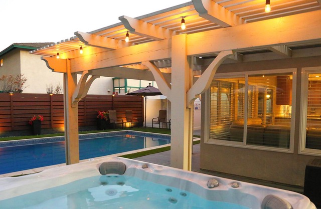 4 Bedroom/Hot Tub - The Oasis - Sleeps 8 - Modern Pool!