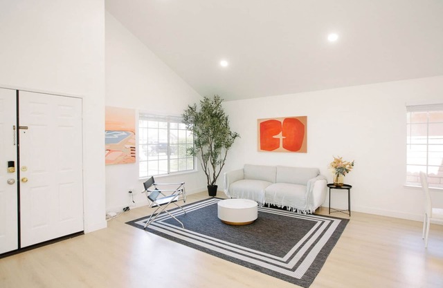4-bedroom house in beautiful Ontario with WiFi, AC. Enjoy your stay