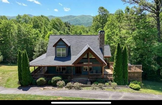 4-bedroom house in lovely Hiawassee with WiFi, AC. Enjoy your stay