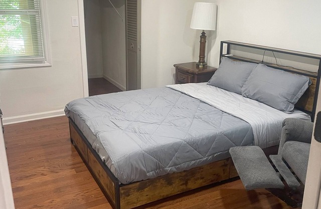 4-bedroom house in adorable Summerville with AC