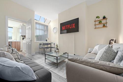 4 Bedroom House near City Centre Sleeps 10