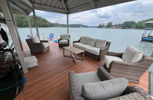 4 bedroom house on Lake Keowee 30 min from Clemson