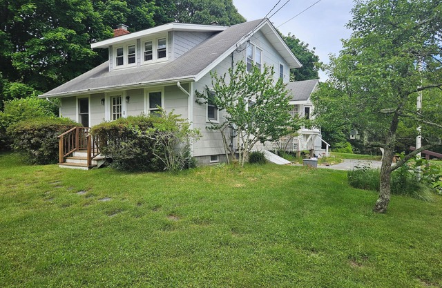 4-bedroom house on lake in delightful Shelter Island with WiFi, AC on 3.2 acres