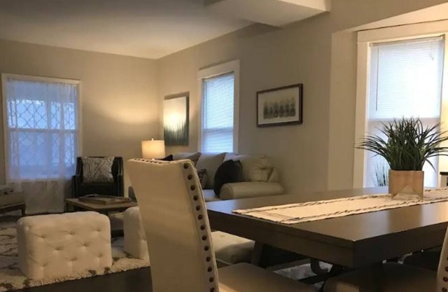 4 Bedroom House - Walk to downtown Libertyville