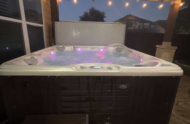 4-bedroom house with AC and WiFi in delightful far west side of San Antonio