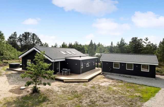 4 bedroom lovely home in Hals