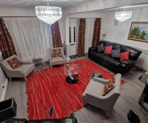 4 Bedroom Luxury Home with Garden in East London
