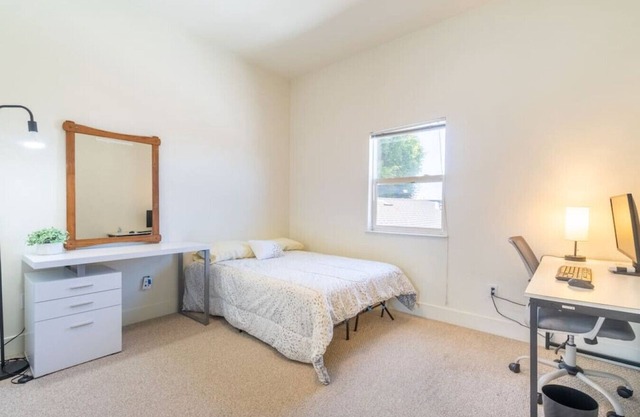 4 Bedroom Modern Flat w/City Views & Huge Deck