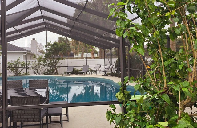 4 bedroom pool house close to daytona beach