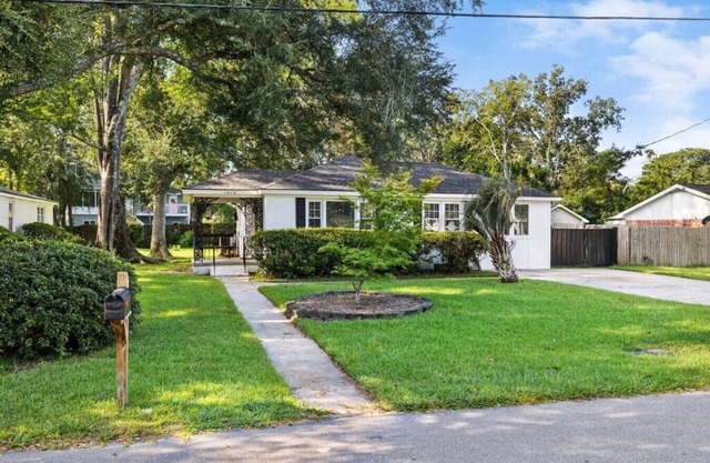 4 Bedroom Private Home 10 Minutes from Downtown!