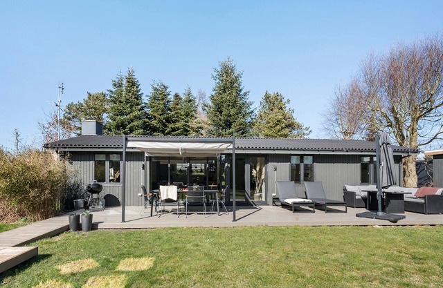 4 bedroom stunning home in Væggerløse