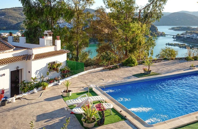 4 bedroom stunning home in Iznajar