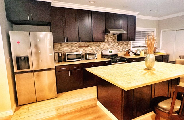 4-bedroom townhome in delightful Hacienda Heights with AC, WiFi