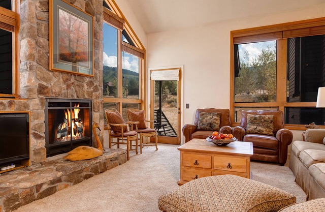 4 Bedroom Townhouse with Quartz Counters, Mountain Views, Walk to Lifts