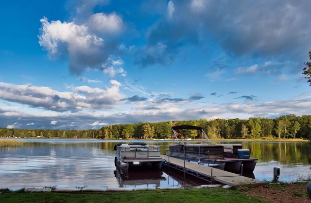 4-bedroom two level guest house next to Shupac Lake in Grayling