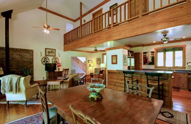 4 Bedroom upscale neighborhood open concept HomeChildren 15yrs+