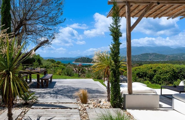 4-bedroom villa with sea view, walking distance to the beach, Cala Rossa area