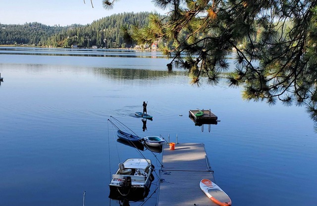 4-bedroom waterfront house in lovely Newman Lake with AC, WiFi. Family friendly.