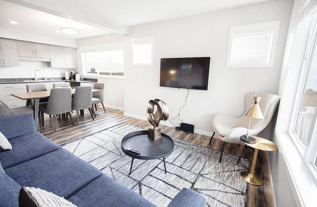 4 Bedrooms Townhouse with Parking & Wi-Fi
