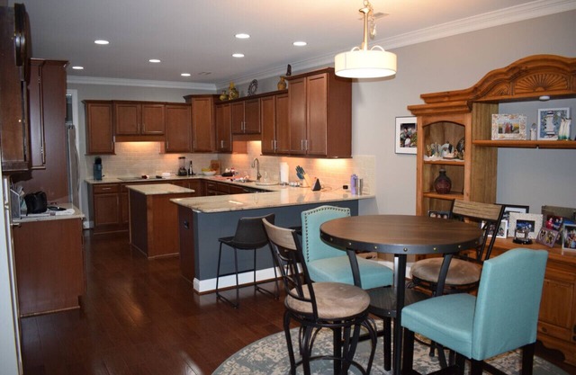 4 Bedrooms w/Hot Tub & Game Room in Great Neighborhood