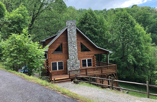 4 BR 3 BA Luxury Log Super Views, Hot Tub, Easy Paved Access, WIFI, GameRoom