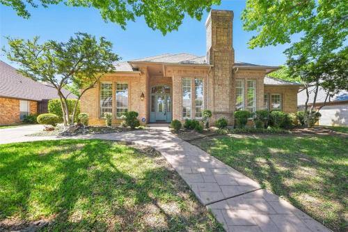 4 Br 3 Bath Luxury Golf Course Retreat Near DFW Airport and Ft Worth