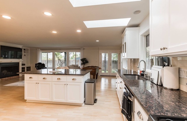 4 BR/3BA House in one level at beautiful neighborhood