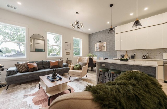4 br + 4 ba - Sleeps 6 - 2 Car Garage!
